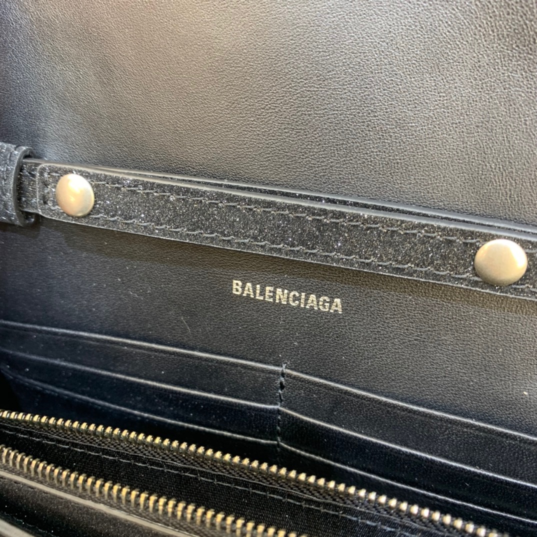 Balenciaga Hourglass Wallet On Chain in Black, For Women, Women’s Bags 7.6in/19cm 6560502102G1000