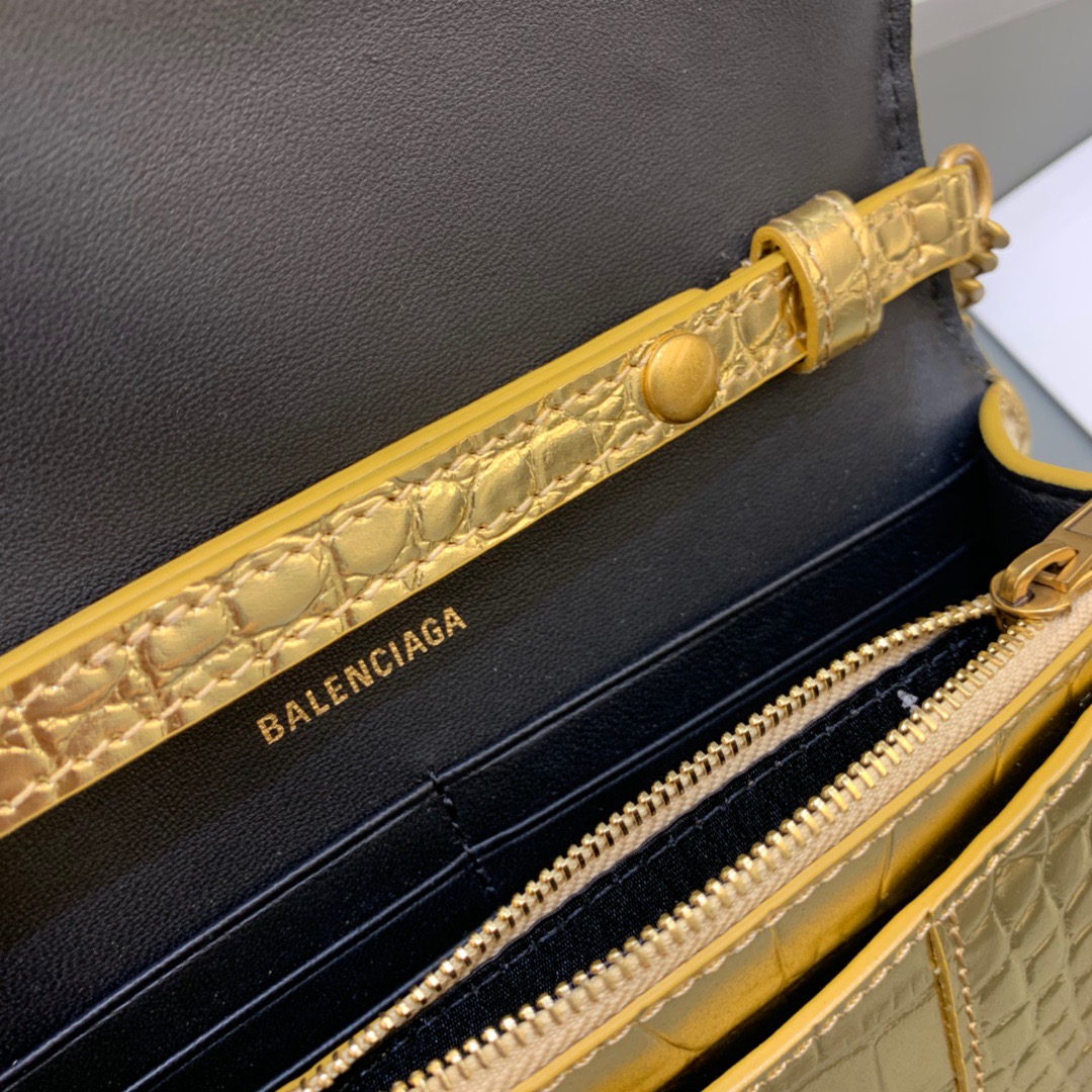Balenciaga Hourglass Wallet On Chain in Gold, For Women, Women’s Bags 7.6in/19cm 6560501S49