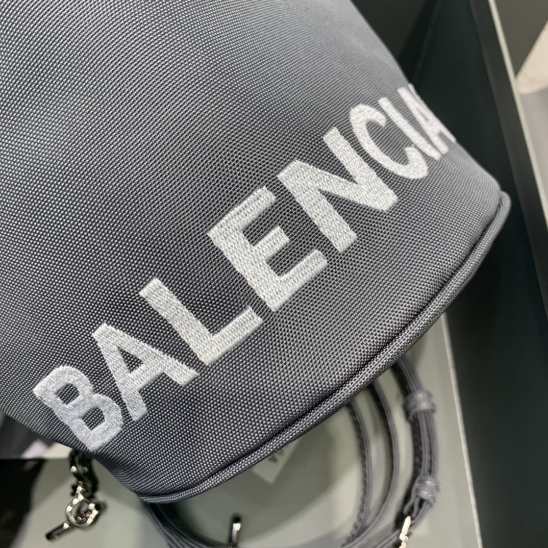 Balenciaga Le Cagole Medium Bucket Bag In Gray, For Women, Women’s Bags 7in/18cm