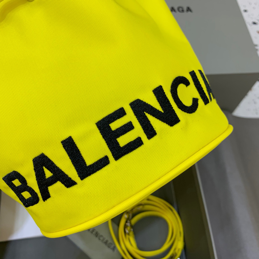 Balenciaga Le Cagole Medium Bucket Bag In Yellow, For Women, Women’s Bags 7in/18cm