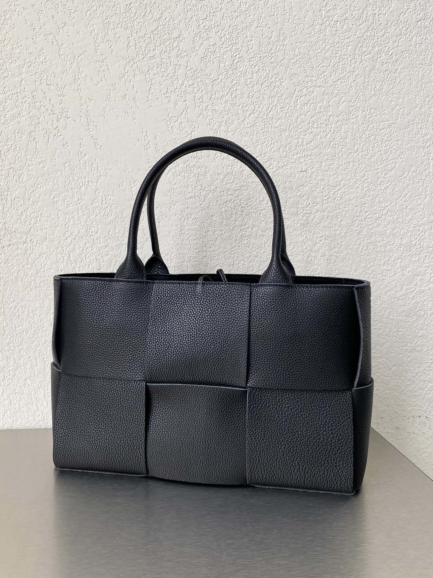 Bottega Veneta Arco Tote Bag For Women 9.8in/25cm In Black 652867VCP118425