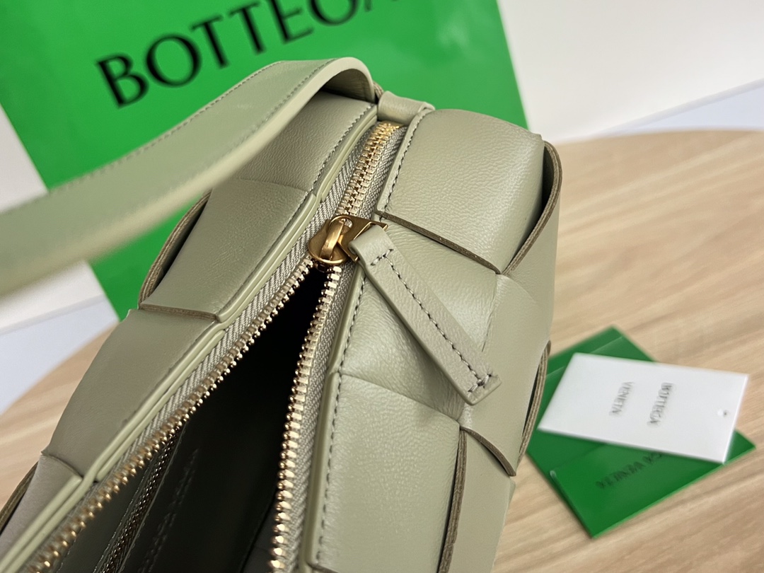 Bottega Veneta Brick Cassette Beige, For Women, Women’s Bags 11in/28cm