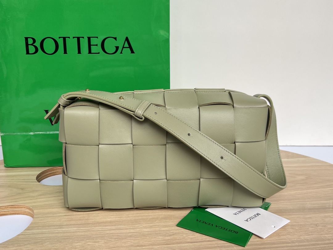 Bottega Veneta Brick Cassette Beige, For Women, Women’s Bags 11in/28cm