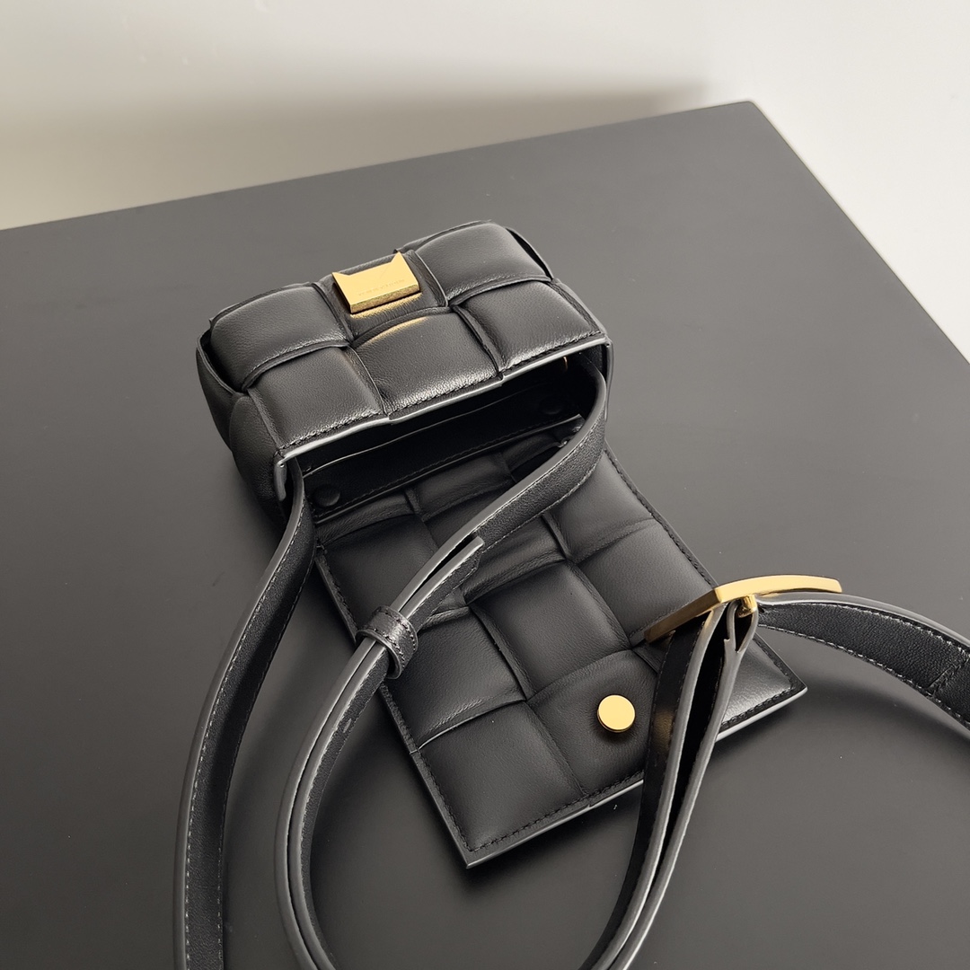 Bottega Veneta Candy Padded Tech Cassette Black , For Women, Women’s Bags 5.1in/13cm 691018VBO818803