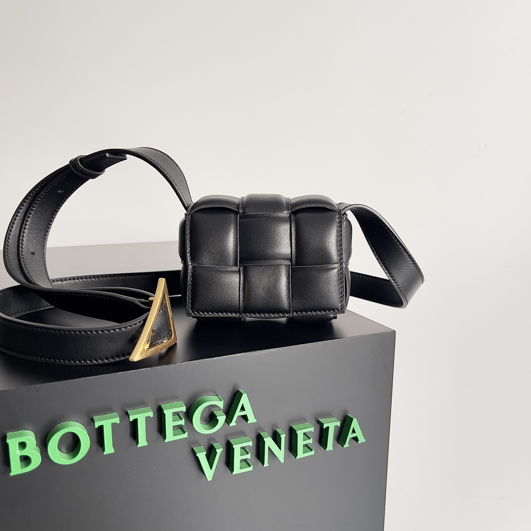 Bottega Veneta Candy Padded Tech Cassette Black , For Women, Women’s Bags 5.1in/13cm 691018VBO818803