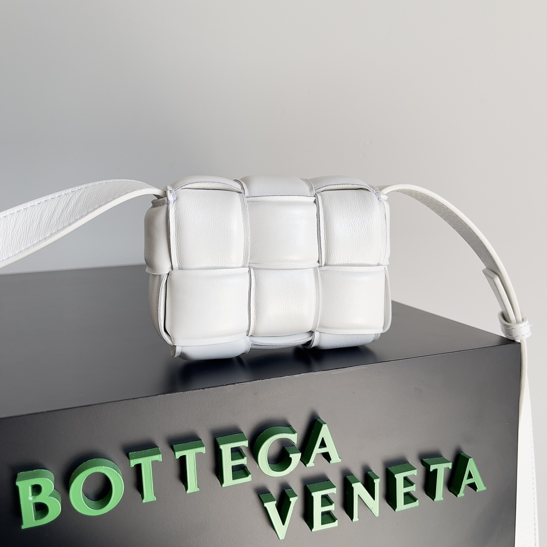Bottega Veneta Candy Padded Tech Cassette White , For Women, Women’s Bags 5.1in/13cm 691018VBO819007