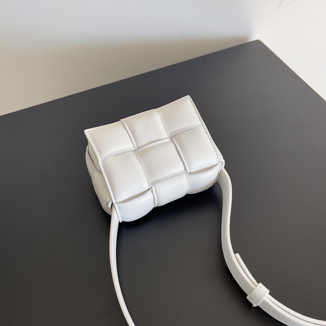 Bottega Veneta Candy Padded Tech Cassette White , For Women, Women’s Bags 5.1in/13cm 691018VBO819007