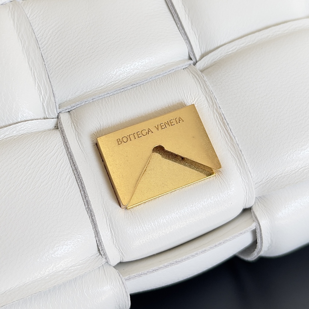 Bottega Veneta Candy Padded Tech Cassette White , For Women, Women’s Bags 5.1in/13cm 691018VBO819007