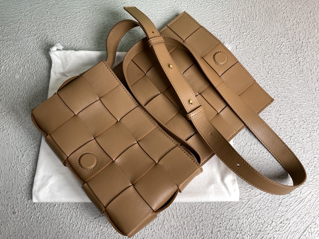 Bottega Veneta Cassette Acorn, For Women, Women’s Bags 9.1in/23cm