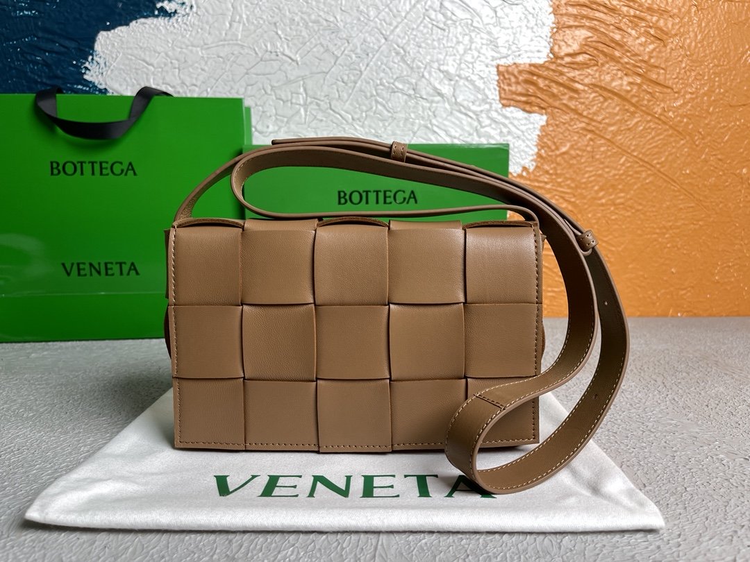 Bottega Veneta Cassette Acorn, For Women, Women’s Bags 9.1in/23cm