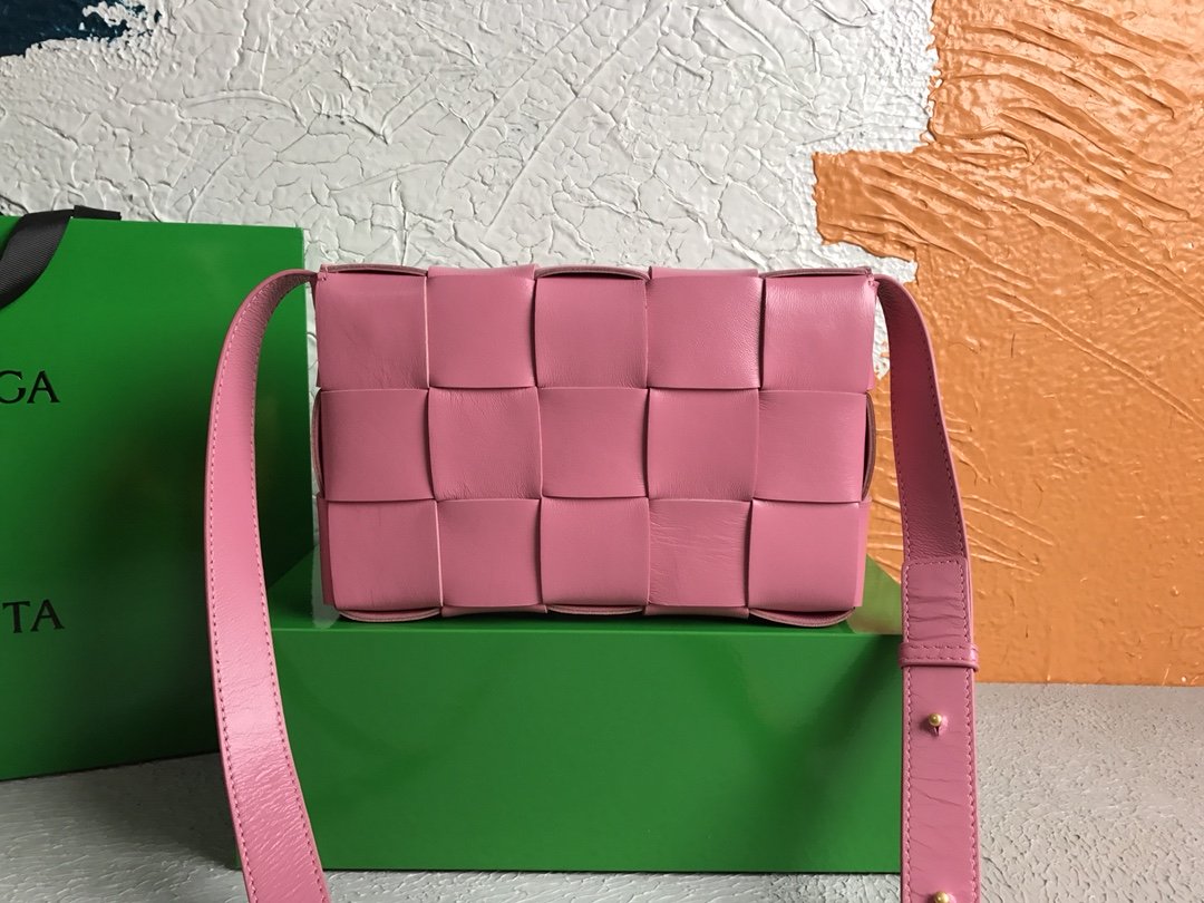 Bottega Veneta Cassette Light Pink, For Women, Women’s Bags 9.1in/23cm