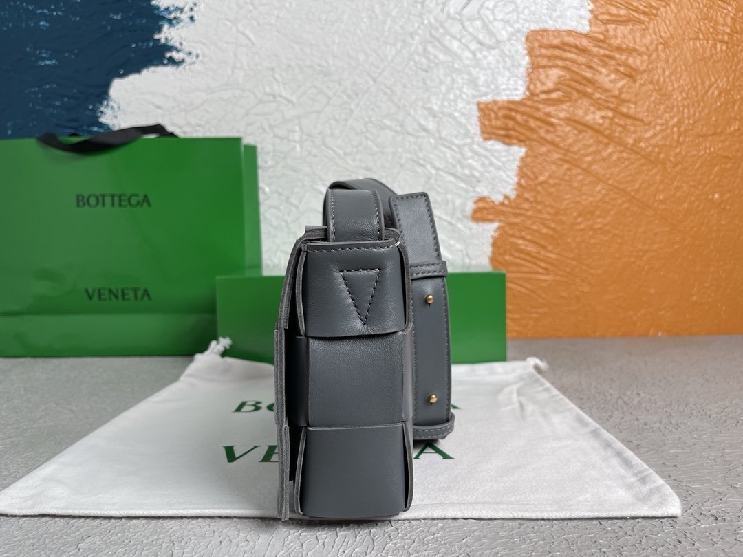Bottega Veneta Cassette Thunder, For Women, Women’s Bags 9.1in/23cm 578004VMAY11242