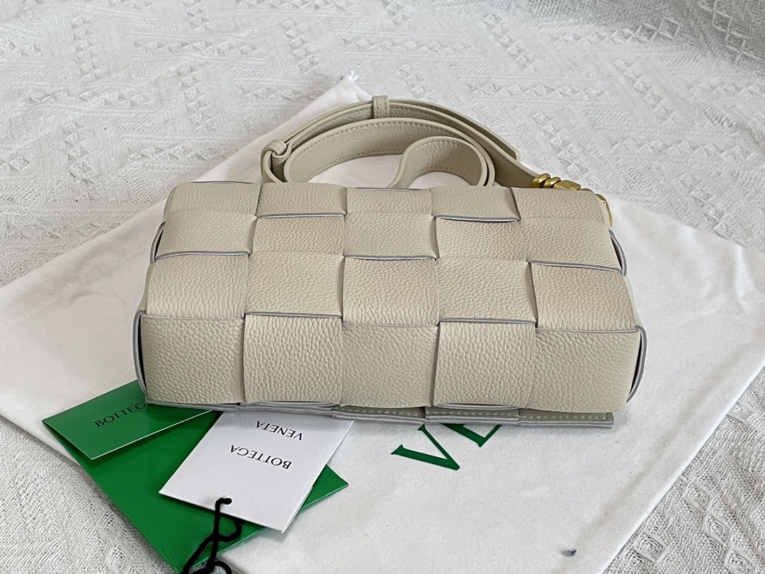 Bottega Veneta Cassette White, For Women, Women’s Bags 9.1in/23cm 666870V17H19009