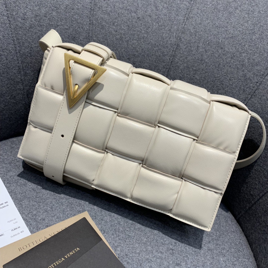 Bottega Veneta Padded Cassette Bag For Women 10.2in/26cm In Chalk 591970VCQR19143