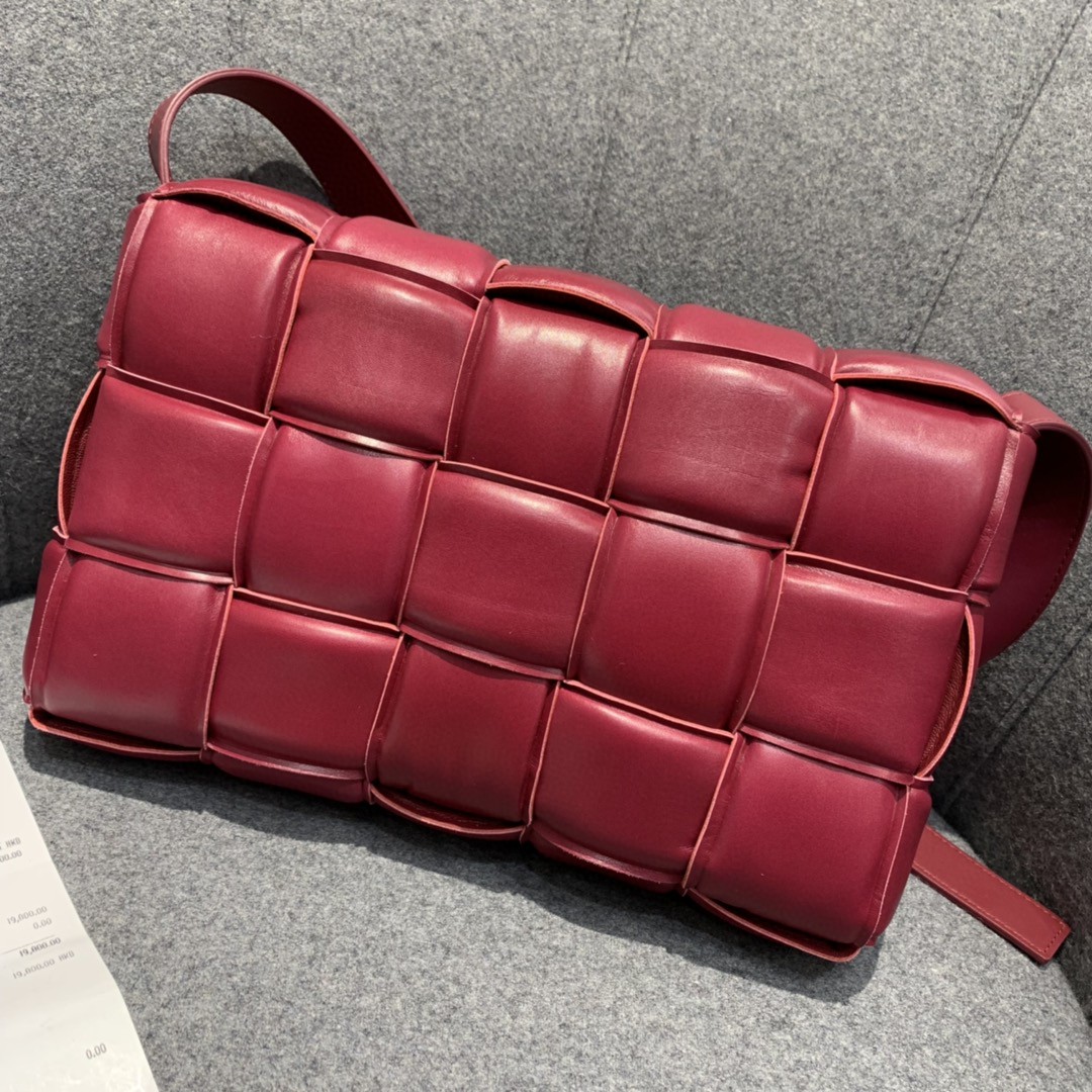 Bottega Veneta Padded Cassette Bag For Women 10.2in/26cm In Dark Red 591970VCQR16358