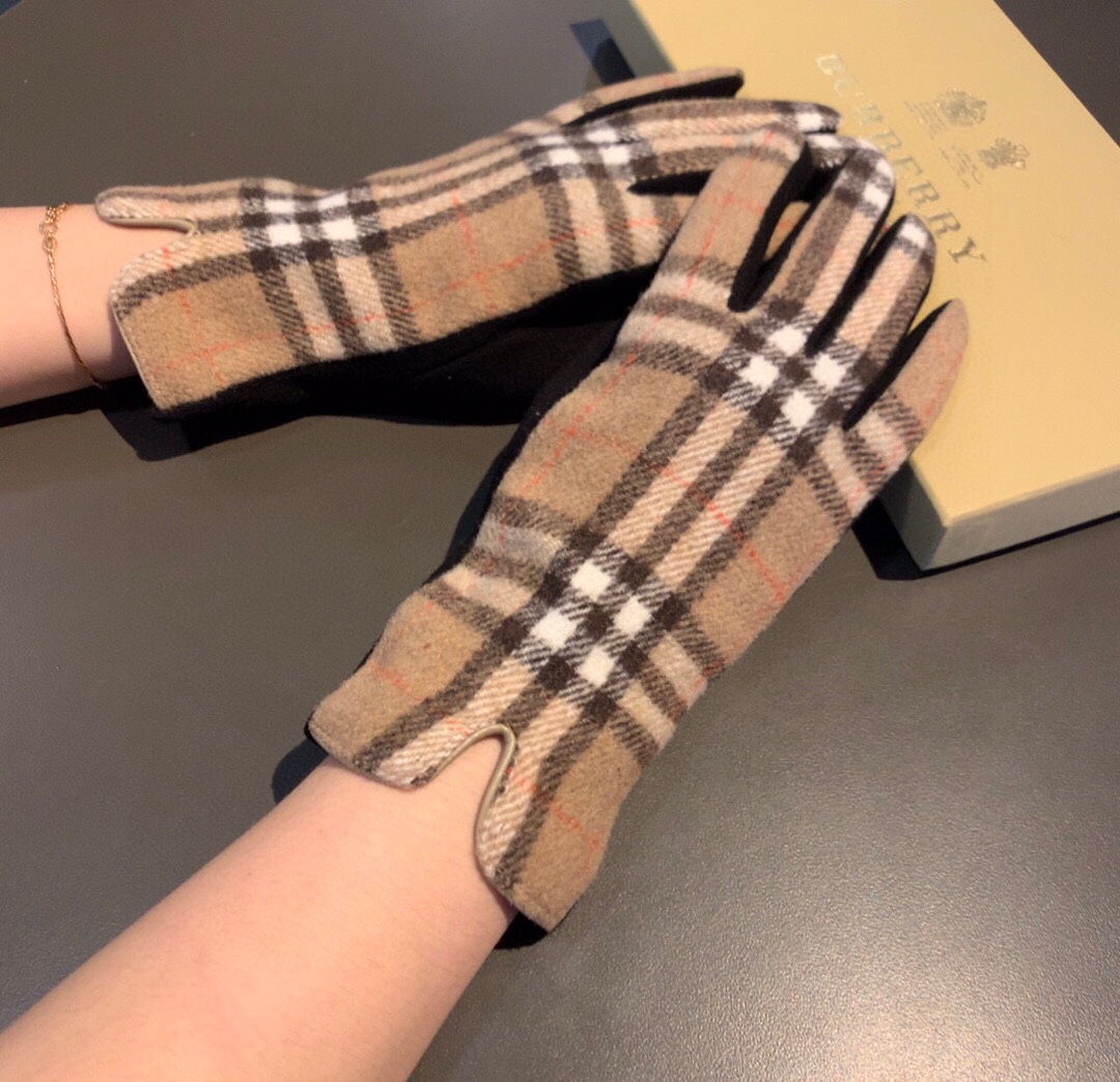 Burberry Cashmere Gloves In Brown