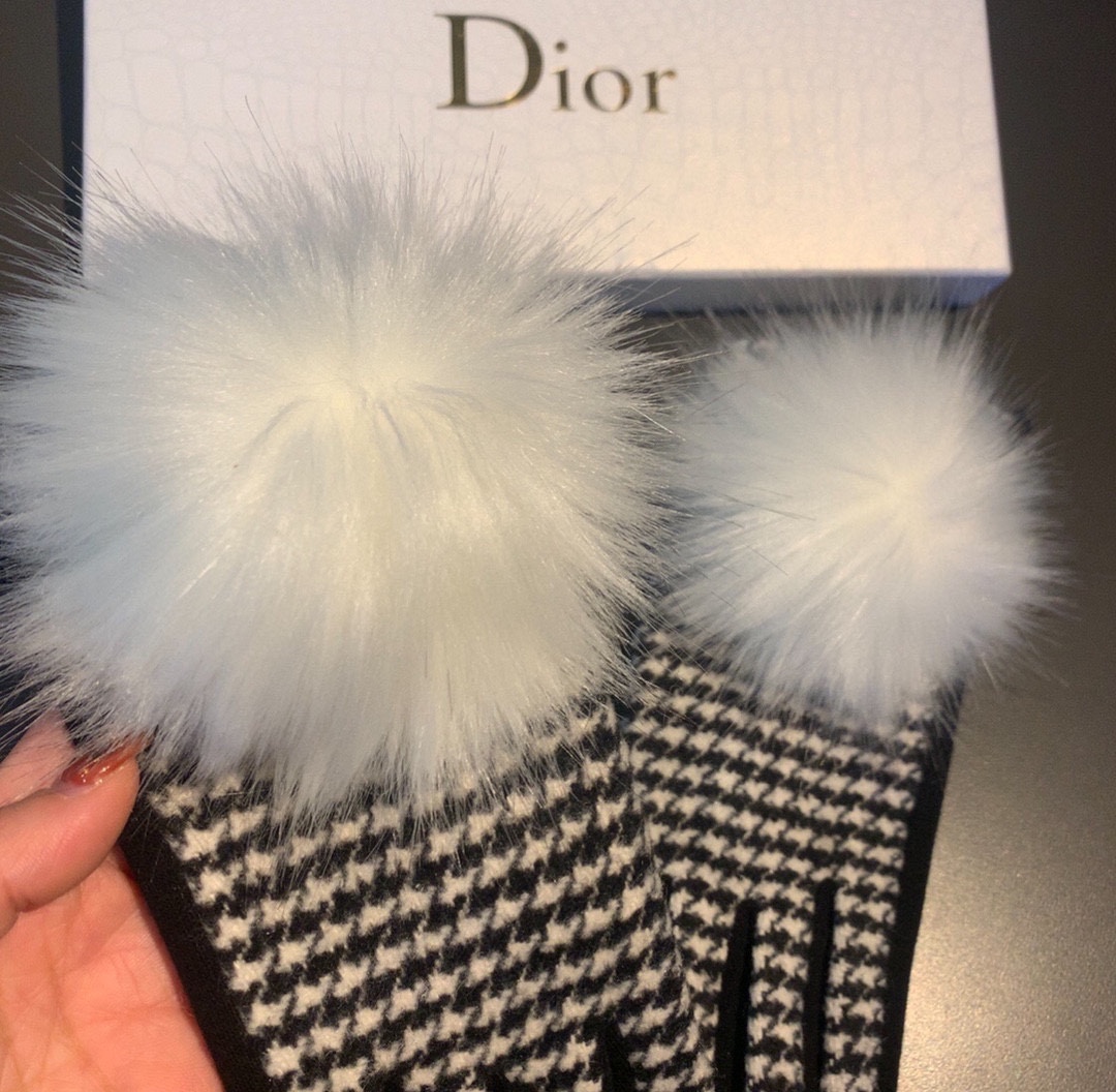 Burberry Cashmere Gloves In White