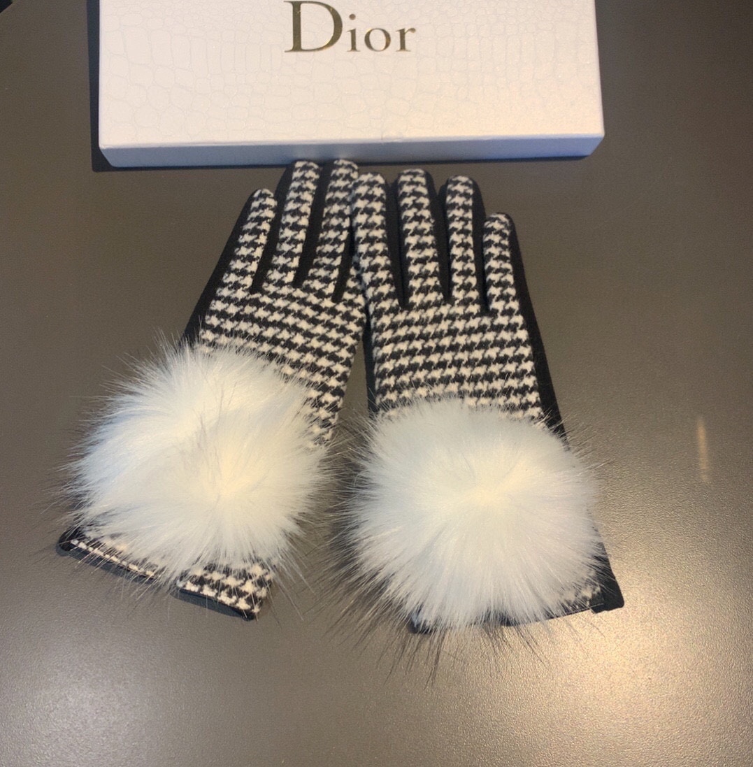 Burberry Cashmere Gloves In White