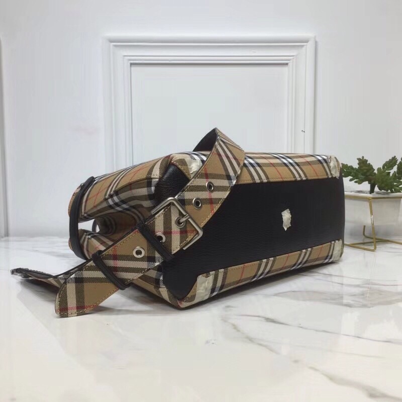 Burberry House Check Derby Medium Banner Purse Tote Black For Women, Women’s Bags 14in/35cm