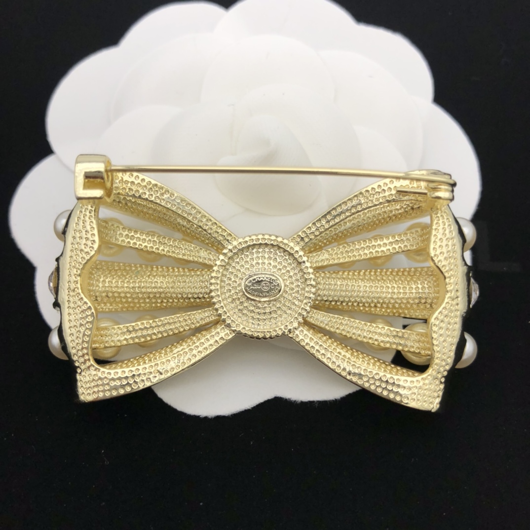 Chanel CC Bowknot Ornaments Pearl Brooch Gold Tone For Women