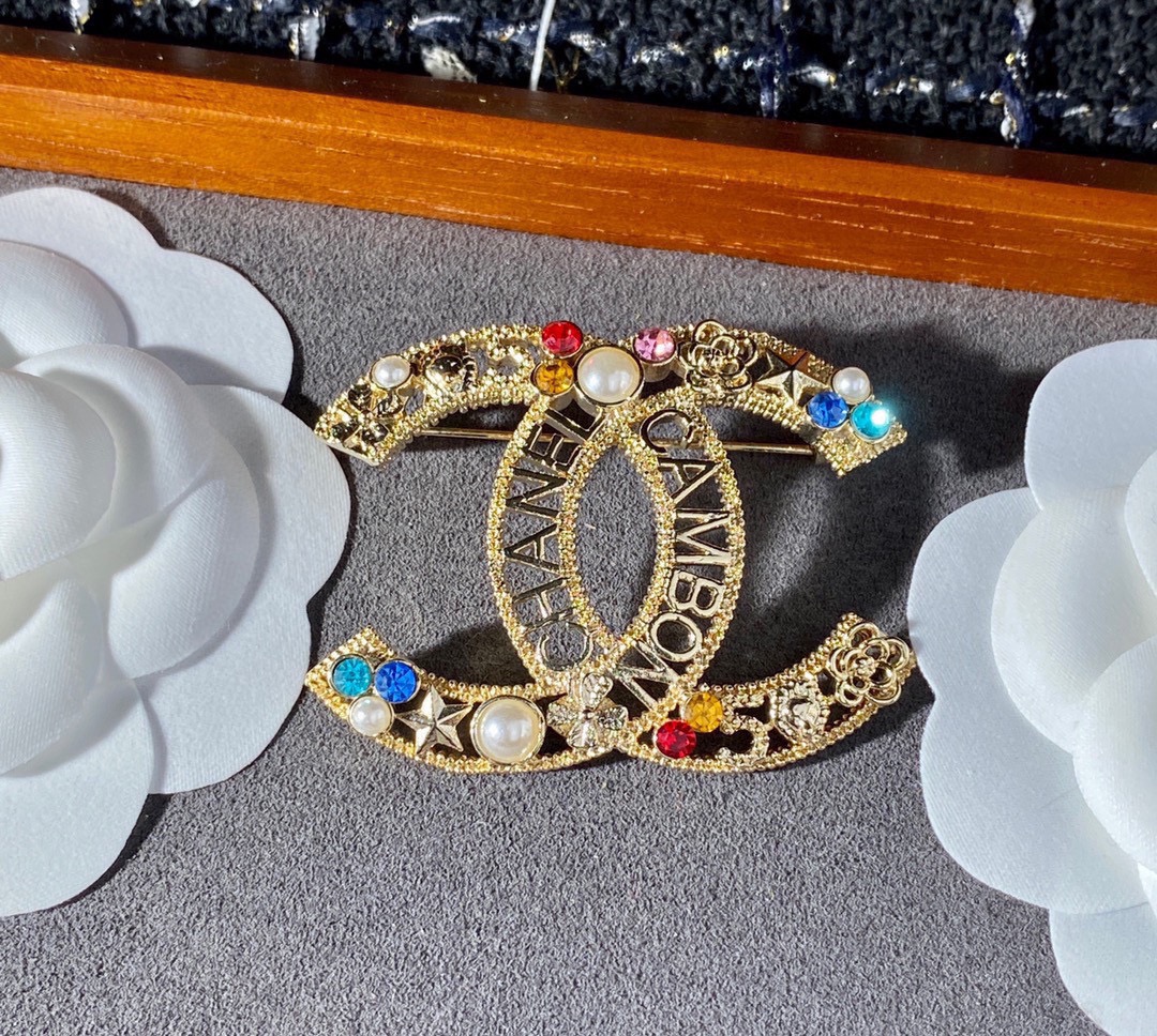 Chanel CC Brooch With Rhinestones And Pearls Gold Tone For Women