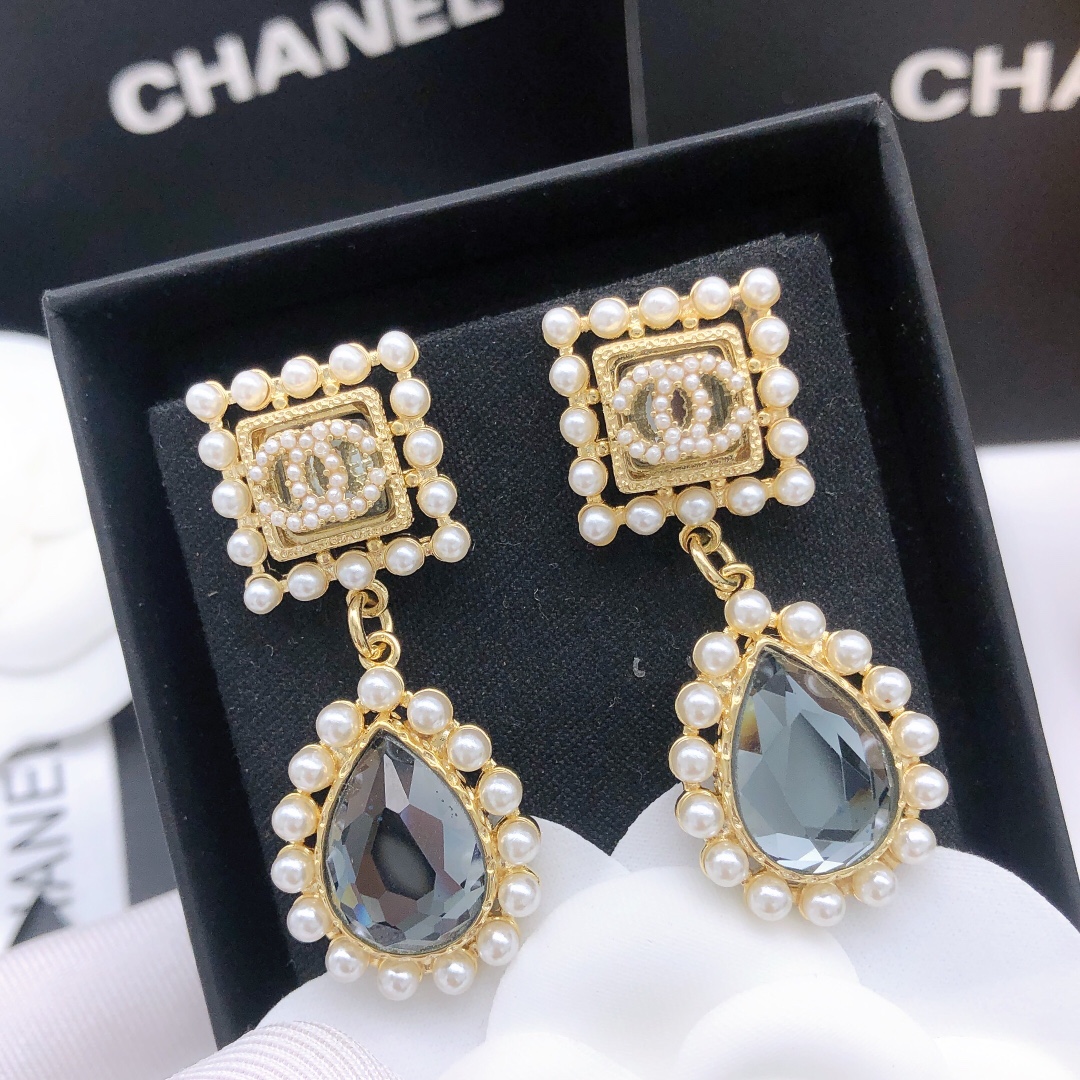 Chanel Dripping Pearls Earrings Gold For Women