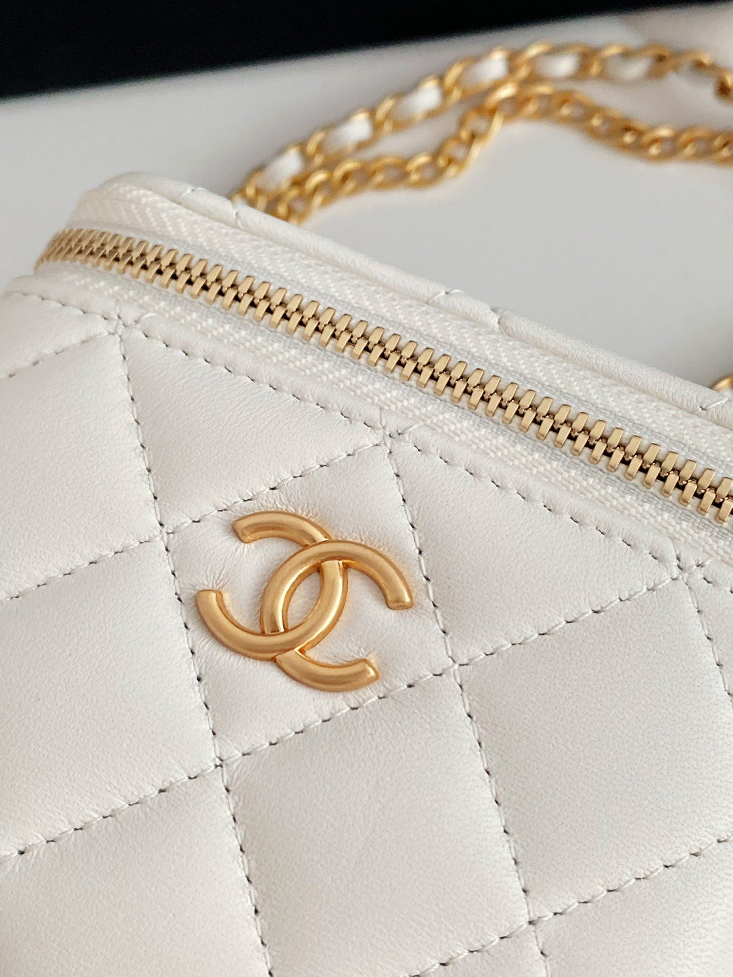 Chanel Small Vanity With Chain White For Women, Women’s Bags 4.3in/11cm