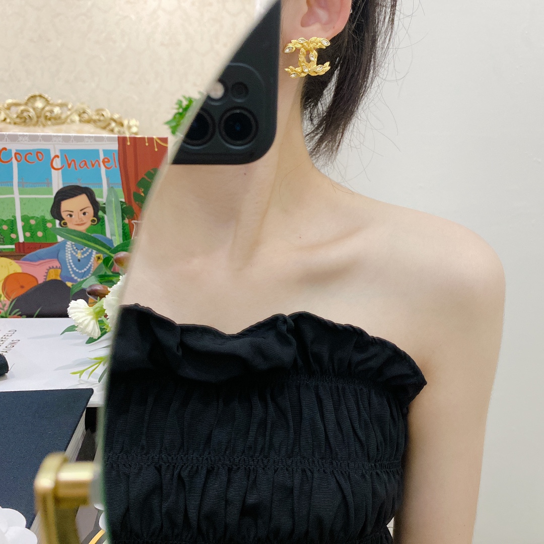 Chanel Twist Button Earrings Gold For Women