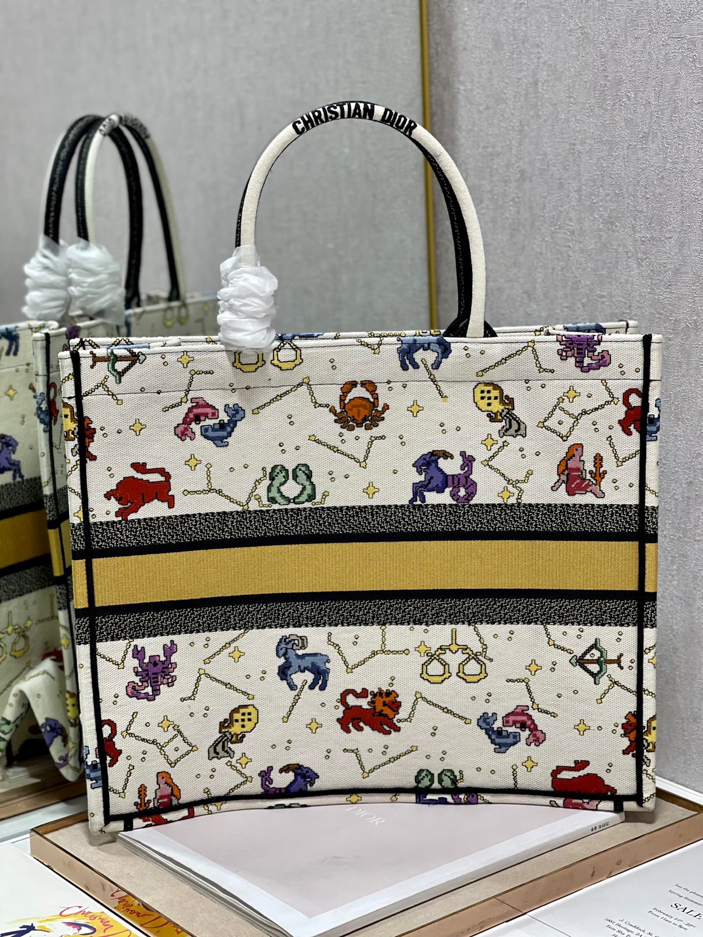 Christian Dior Large Dior Book Tote White, For Women, Women’s Handbags 16.5in/42cm CDZRTY_