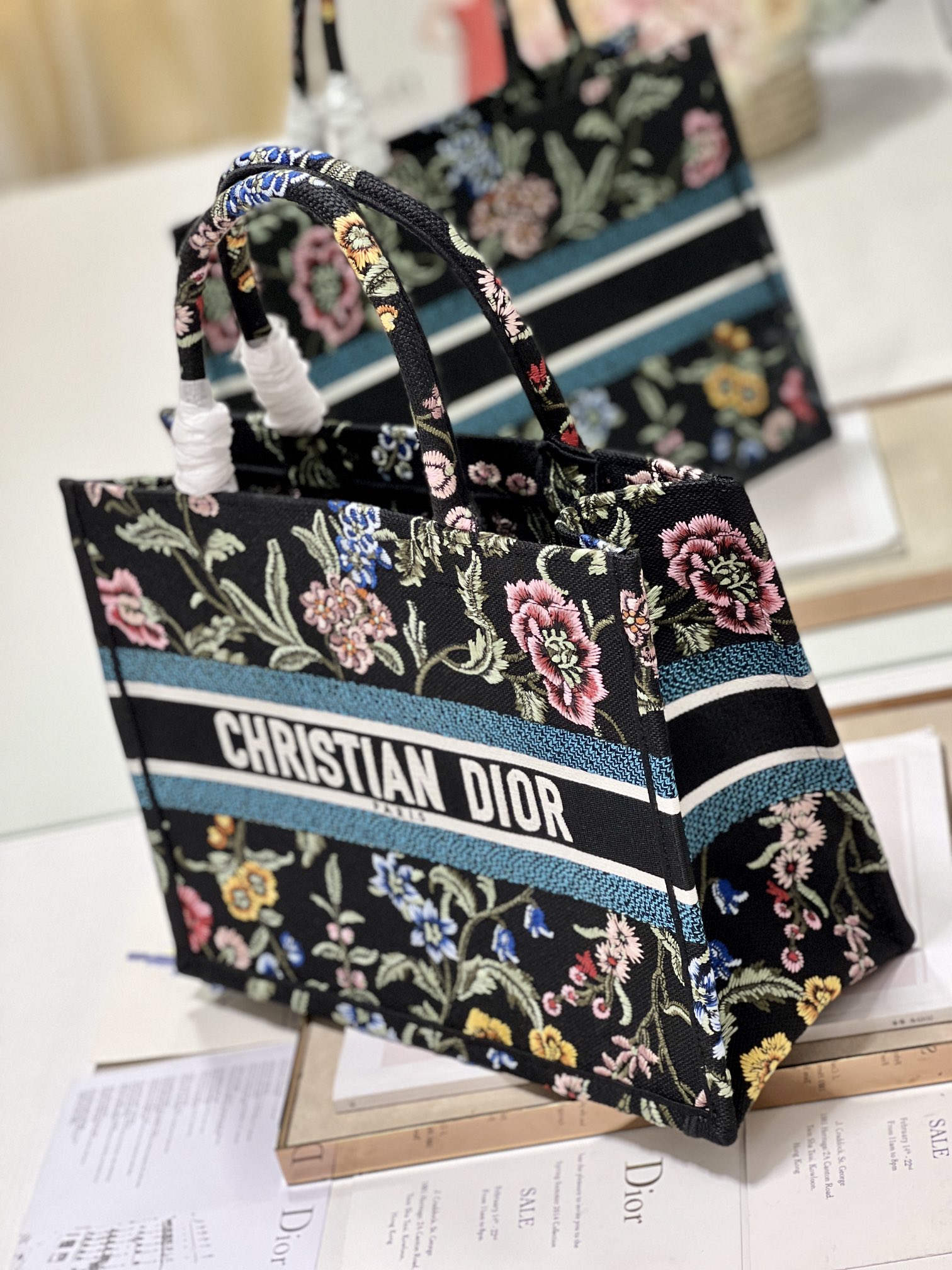 Christian Dior Medium Dior Tote Bag White/Black For Women 14in/ 36cmZEAU_