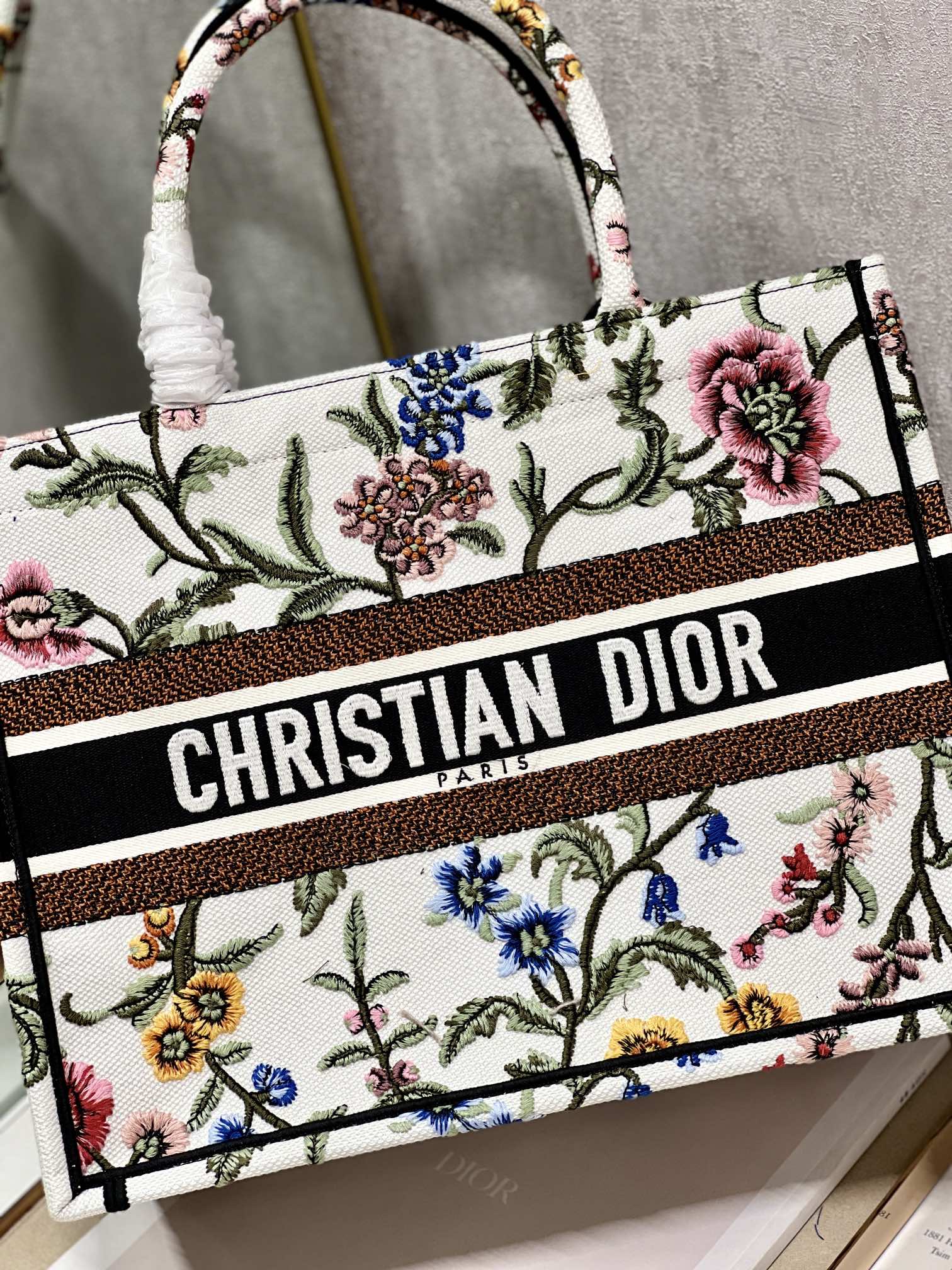 Christian Dior Medium Dior Tote Bag White/Black For Women 14in/ 36cmZEAU_