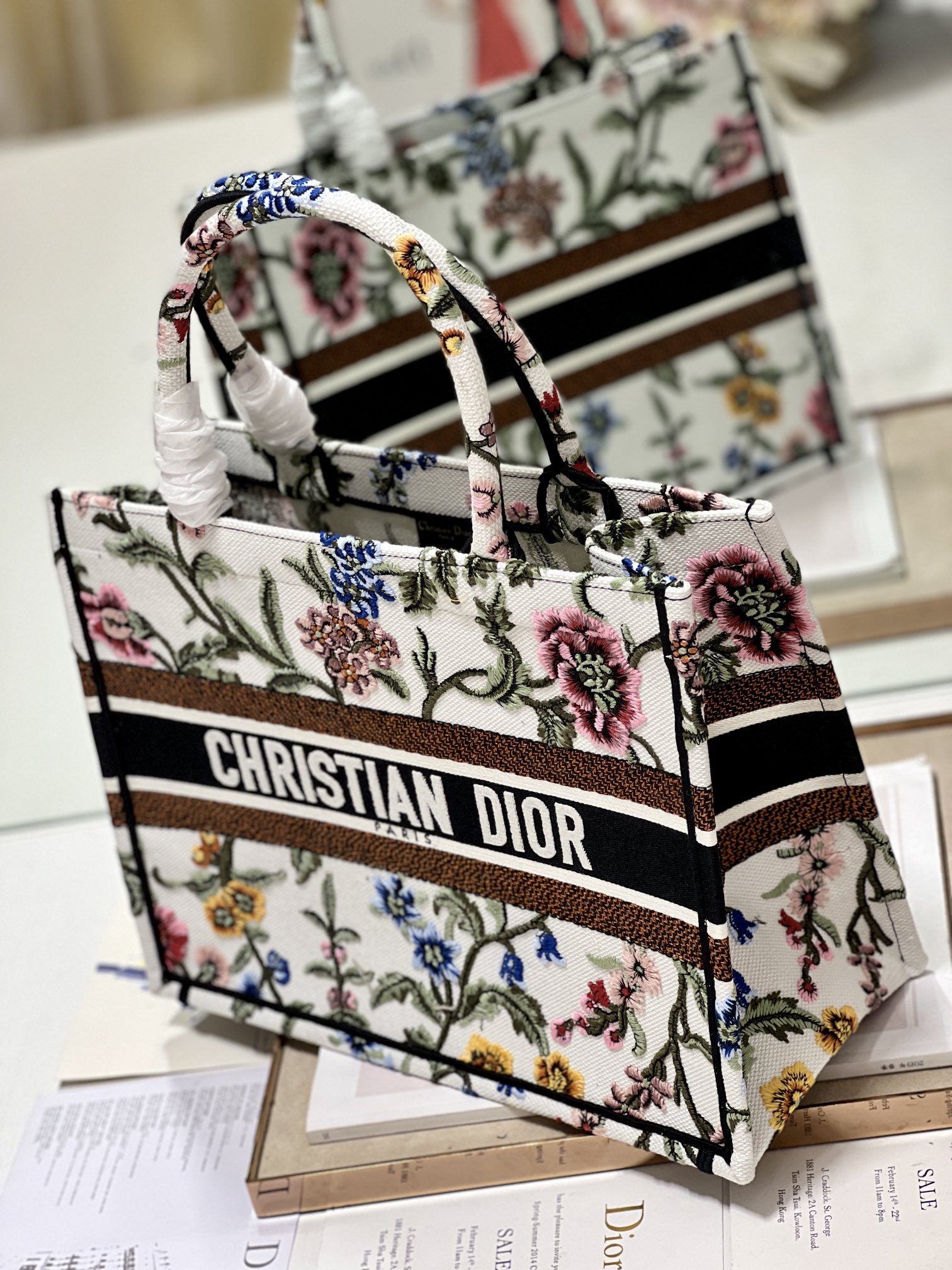 Christian Dior Medium Dior Tote Bag White/Black For Women 14in/ 36cmZEAU_