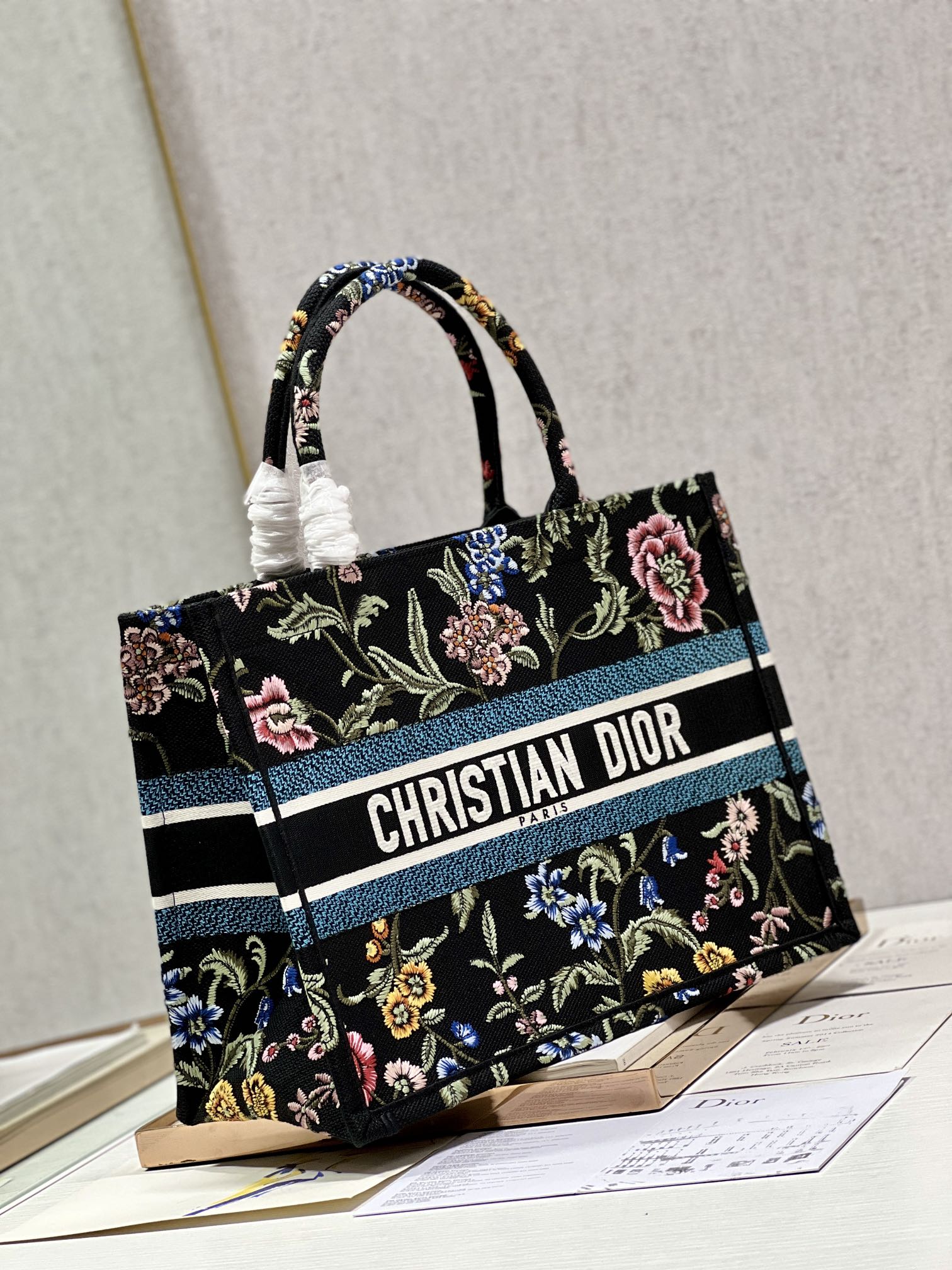 Christian Dior Medium Dior Tote Bag White/Black For Women 14in/ 36cmZEAU_