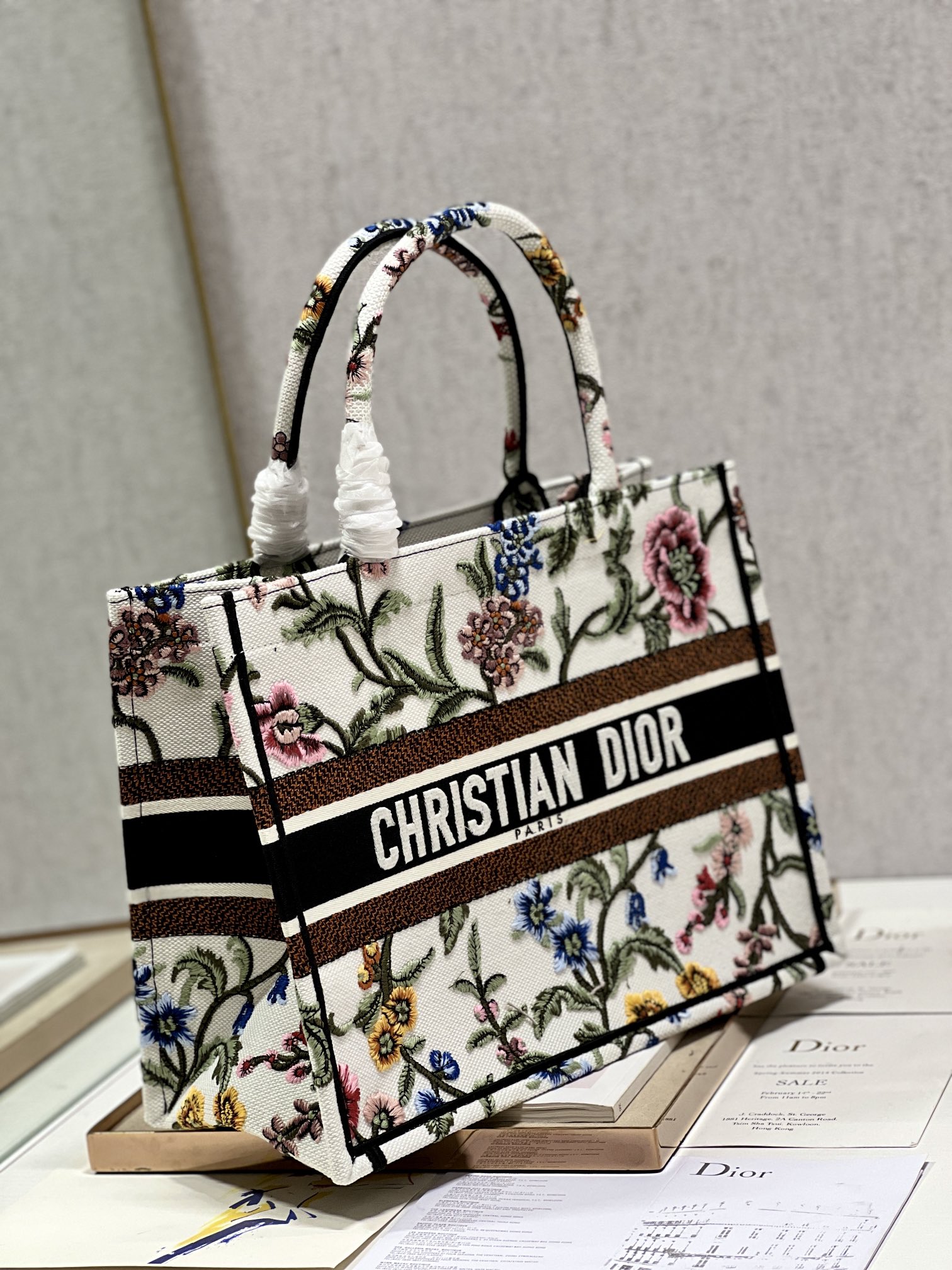 Christian Dior Medium Dior Tote Bag White/Black For Women 14in/ 36cmZEAU_
