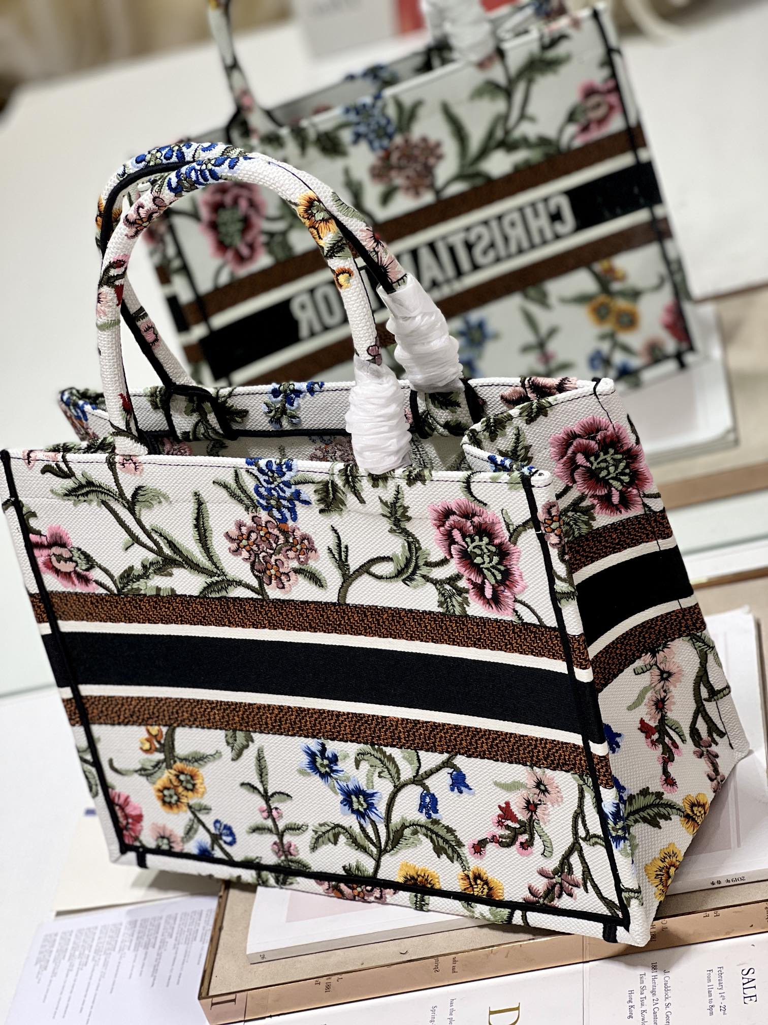 Christian Dior Medium Dior Tote Bag White/Black For Women 14in/ 36cmZEAU_