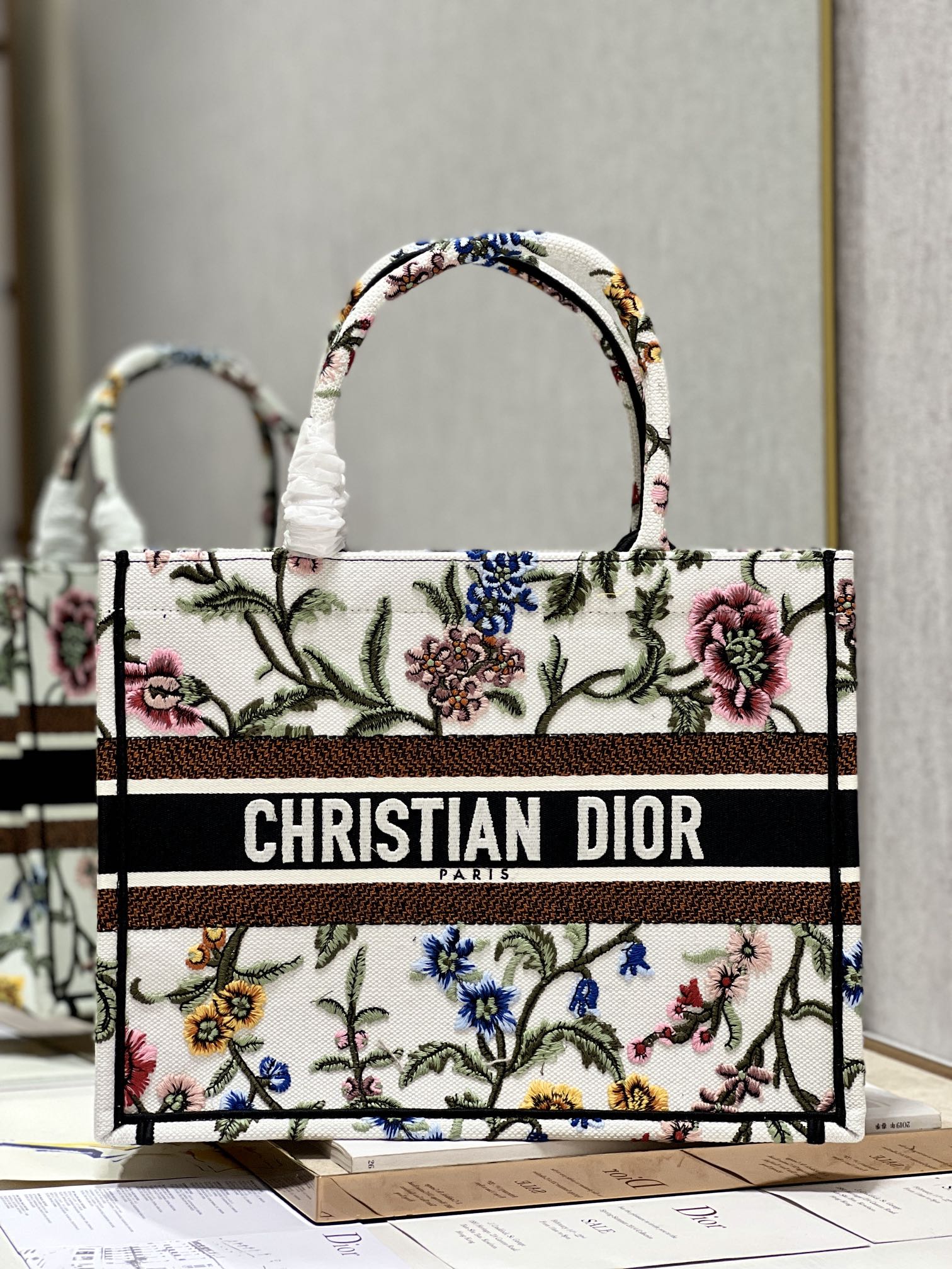 Christian Dior Medium Dior Tote Bag White/Black For Women 14in/ 36cmZEAU_