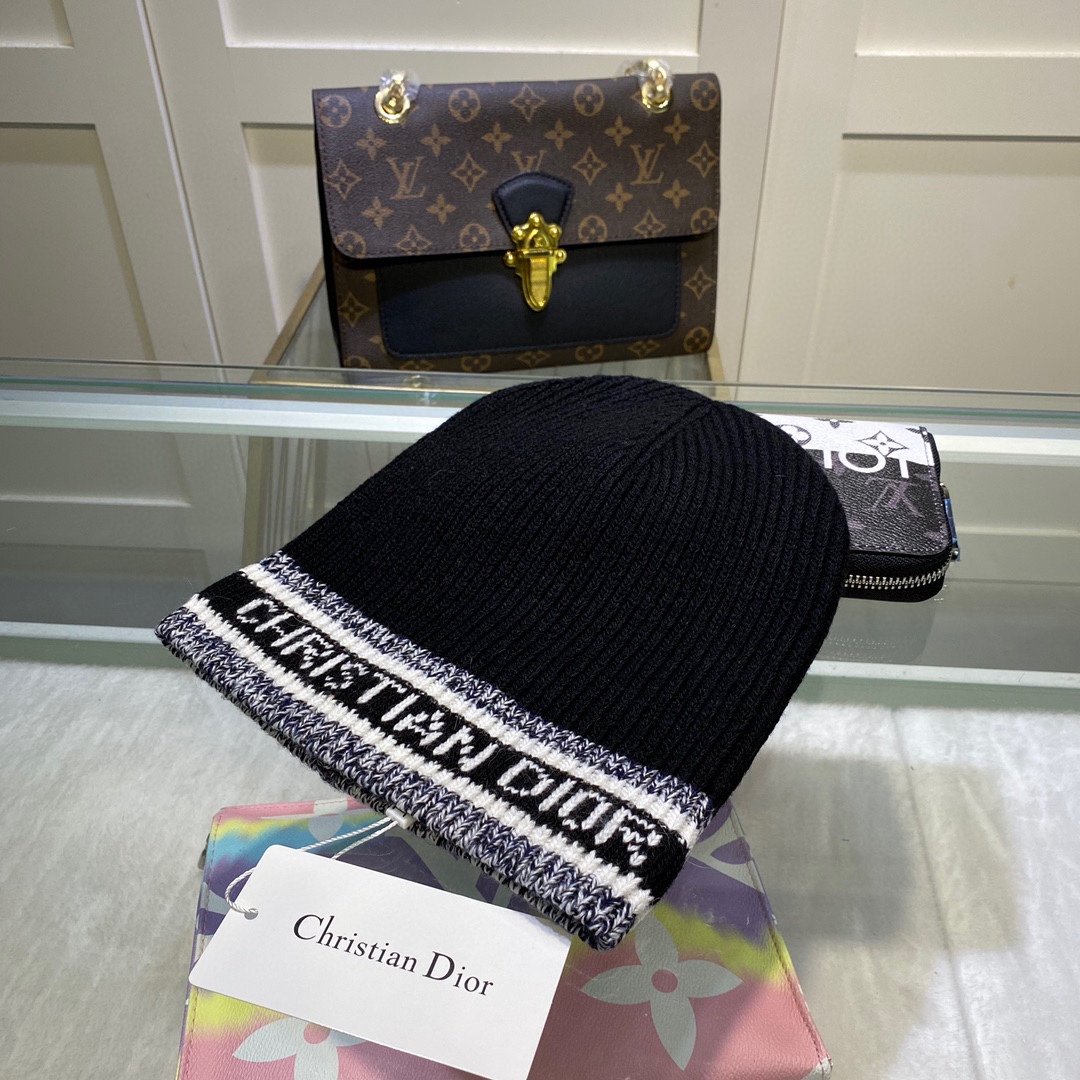 Dior Pompom Beanie In Black