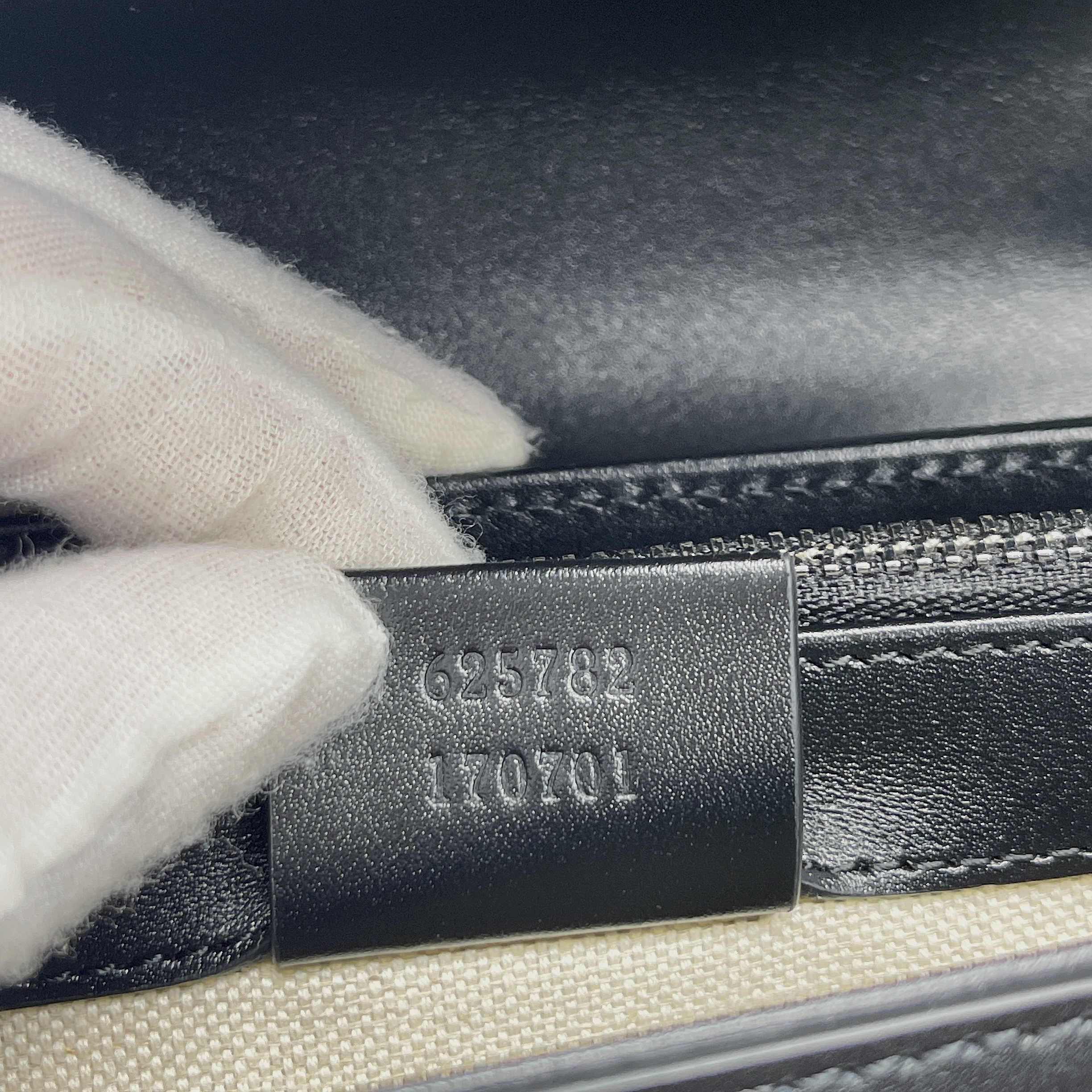 Gucci GG Embossed Messenger Bag Black GG Embossed For Men 8.1in/20.5cm GG 625782 1W3AN 1000465