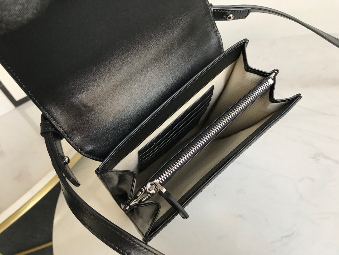 Gucci GG Embossed Messenger Bag Black GG Embossed For Men 8.1in/20.5cm GG 625782 1W3AN 1000465