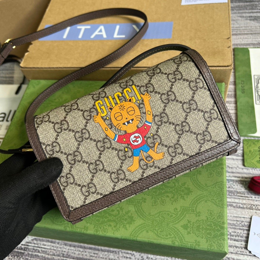 Gucci Mini Kitten Printed Monogrammed Coated-Canvas Messenger Bag Beige And Ebony GG Supreme Canvas, An Eco-Friendly Material For Women  7.1in/18cm GG