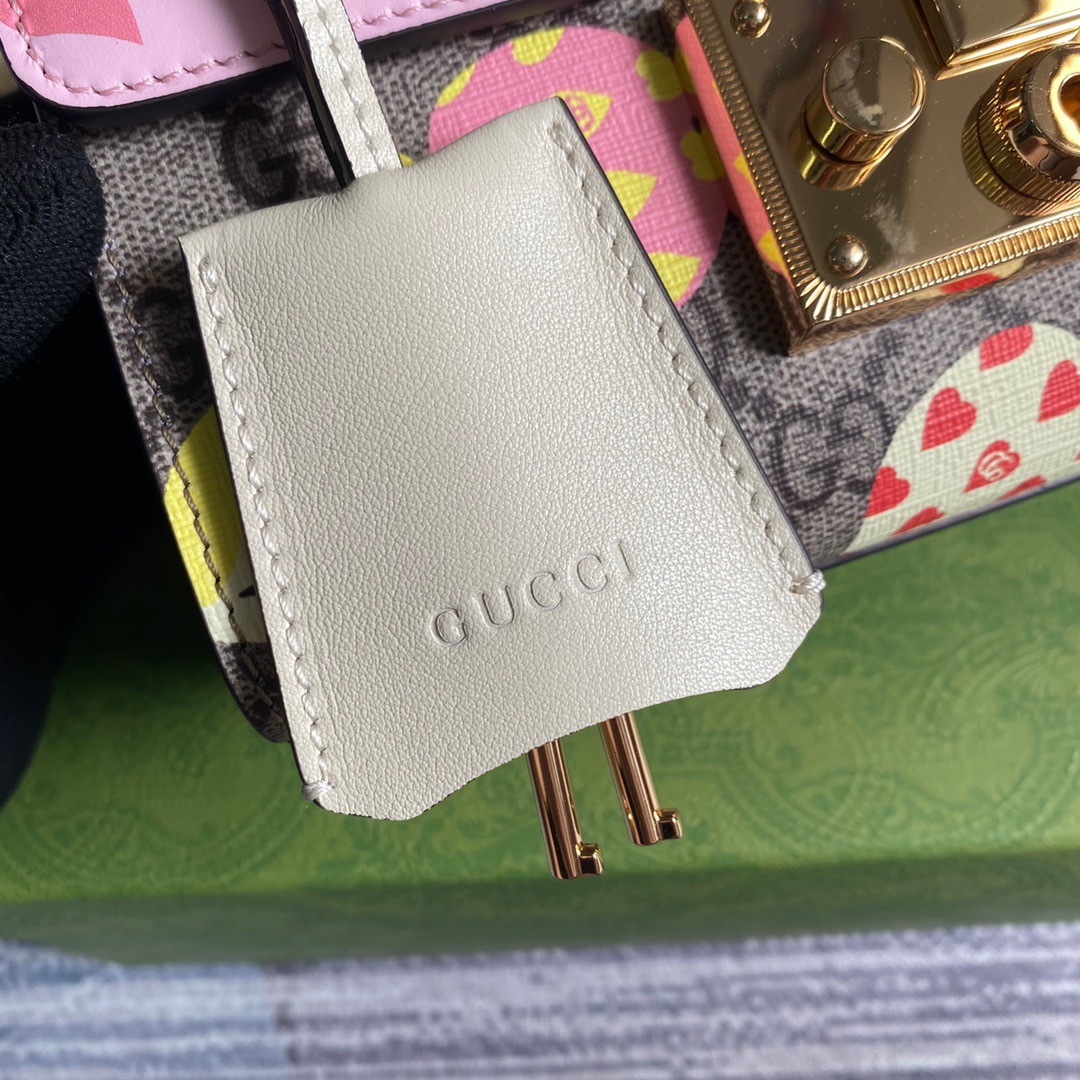 Gucci Padlock Small Gucci Strawberry Shoulder Bag Beige For Women, Women’s Bags 7.9in/20cm GG