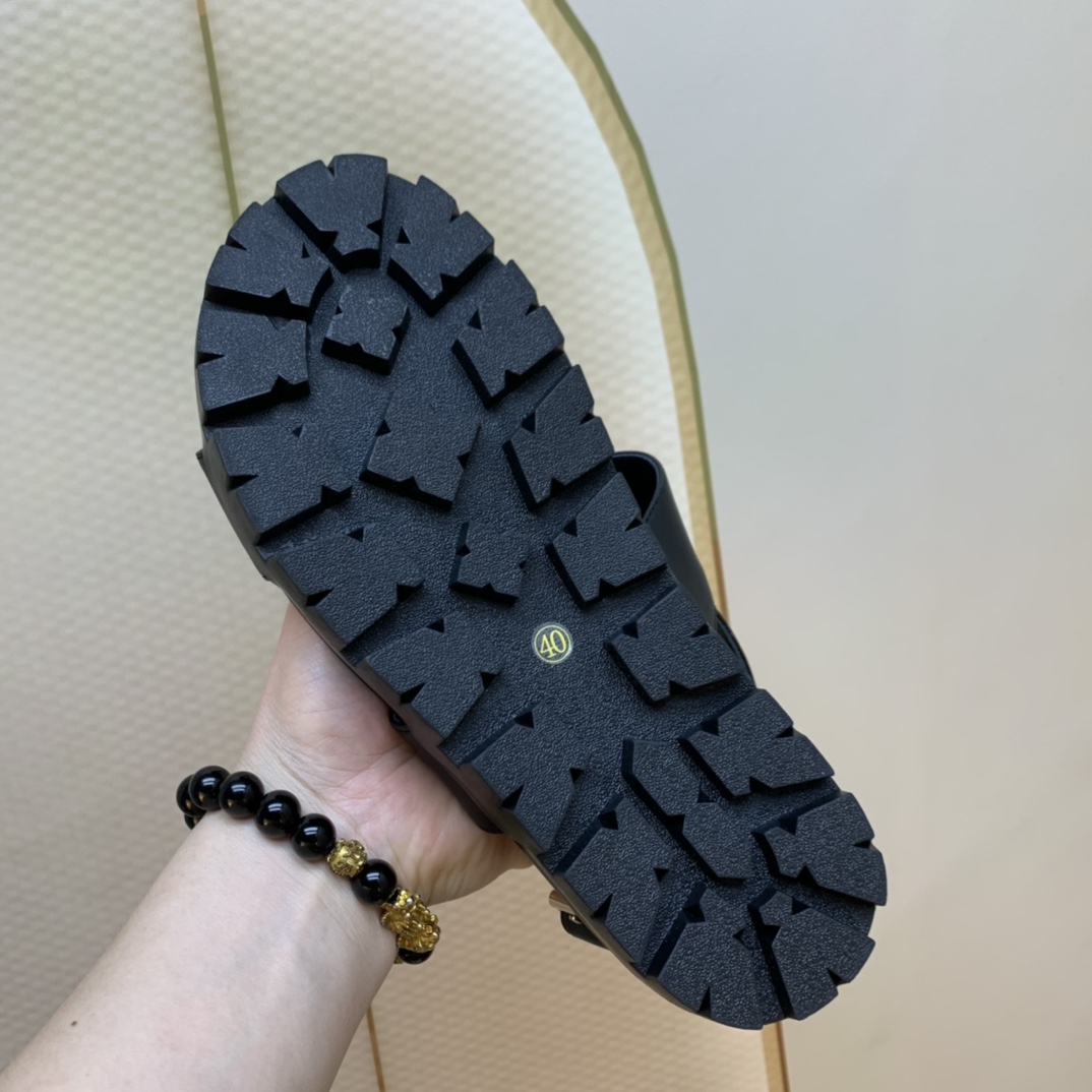 Gucci Women’s Tiger And Buckle Sandal Black For Women GG