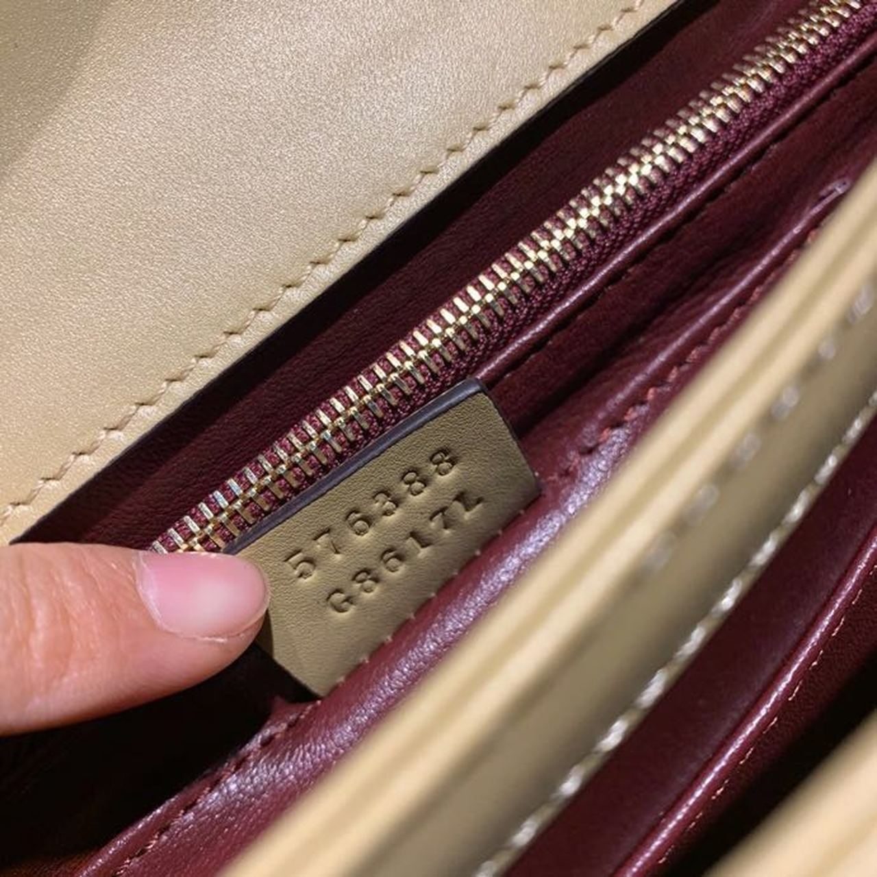 Gucci Zumi Grained Small Shoulder Bag Black And Beige Smooth For Women 9in/24cm GG 576388