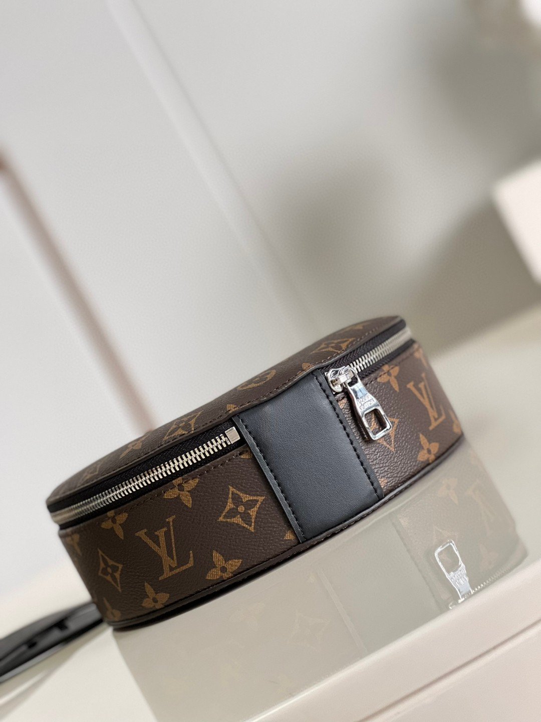 Louis Vuitton Audio Case Brown For Women, Women’s Handbags, Shoulder Bags And Crossbody Bags 7.9in/23cm