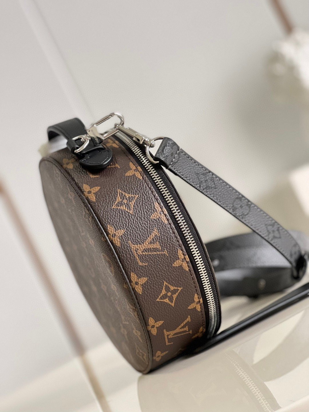 Louis Vuitton Audio Case Brown For Women, Women’s Handbags, Shoulder Bags And Crossbody Bags 7.9in/23cm