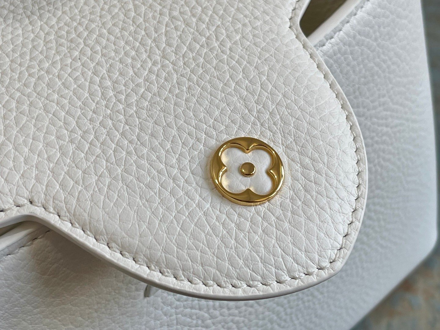 Louis Vuitton Capuciness MM Handbag White For Women, Women’s Handbags, Shoulder Bags And Crossbody Bags 12.4in/32cm LV