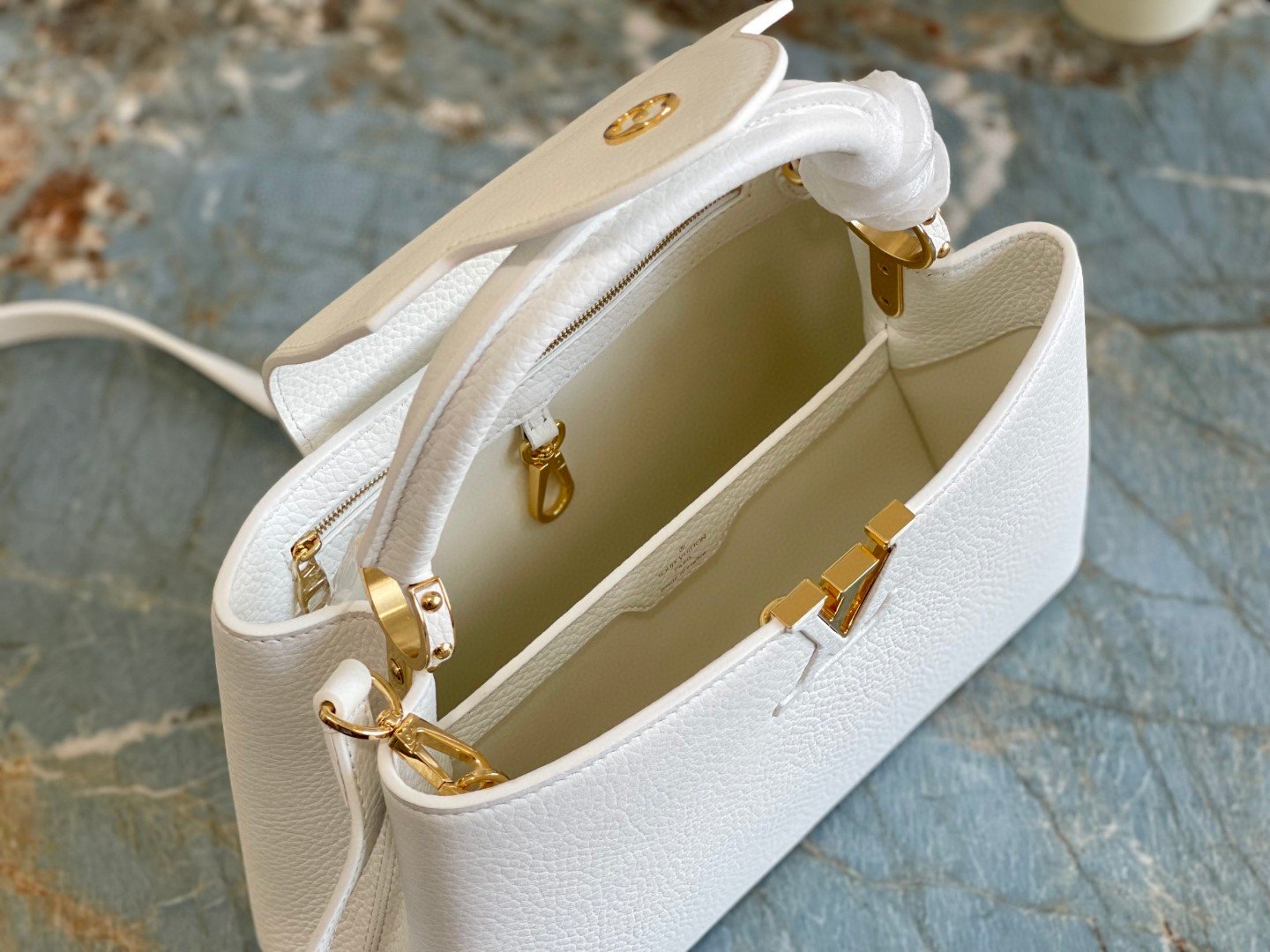 Louis Vuitton Capuciness MM Handbag White For Women, Women’s Handbags, Shoulder Bags And Crossbody Bags 12.4in/32cm LV