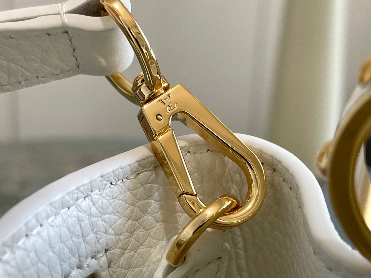Louis Vuitton Capuciness MM Handbag White For Women, Women’s Handbags, Shoulder Bags And Crossbody Bags 12.4in/32cm LV