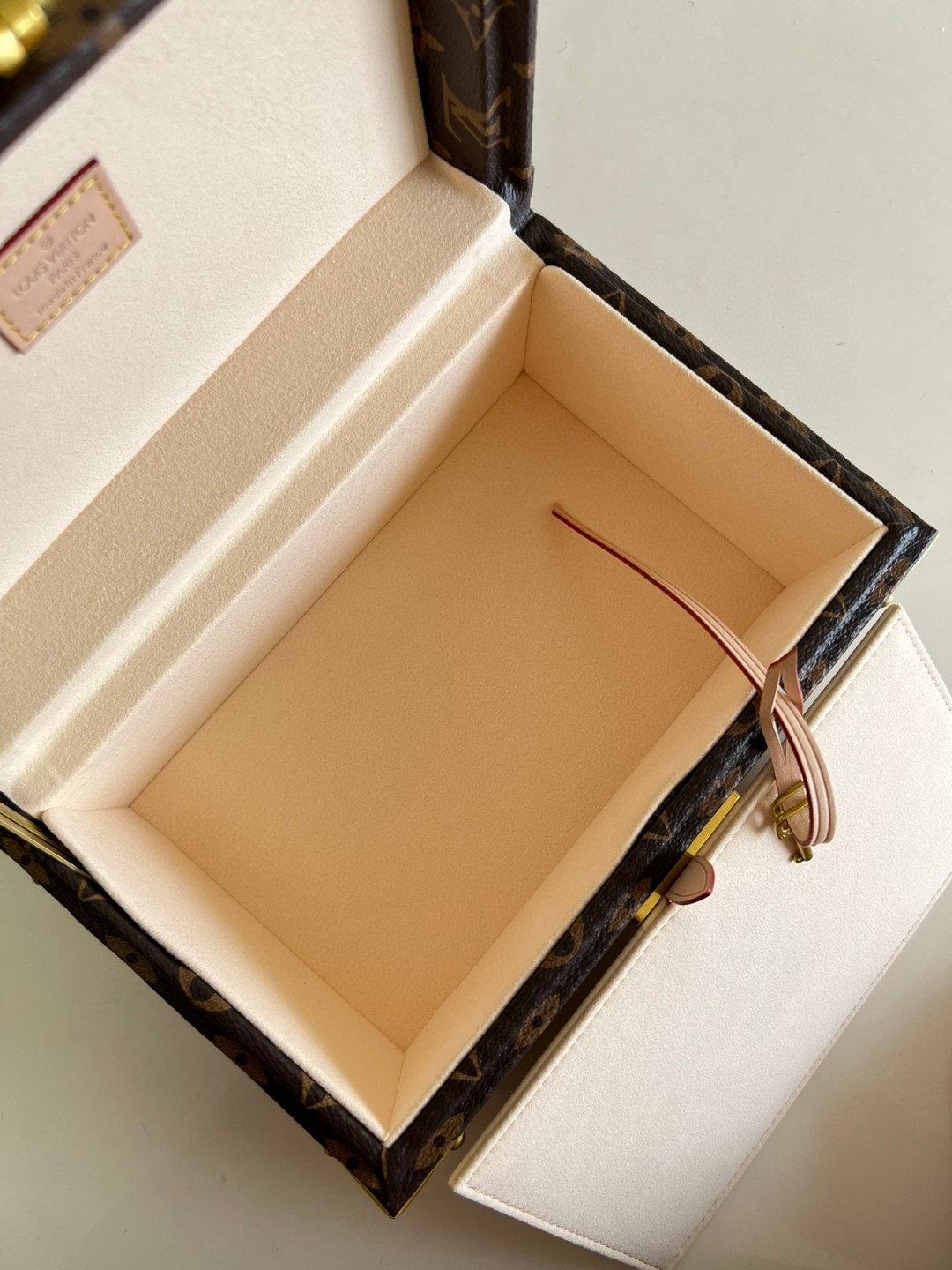 Louis Vuitton Coffret Tresor 24 For Brown/Beige Women, Women’s Handbags, Shoulder Bags And Crossbody Bags 9.4in/24cm LV 