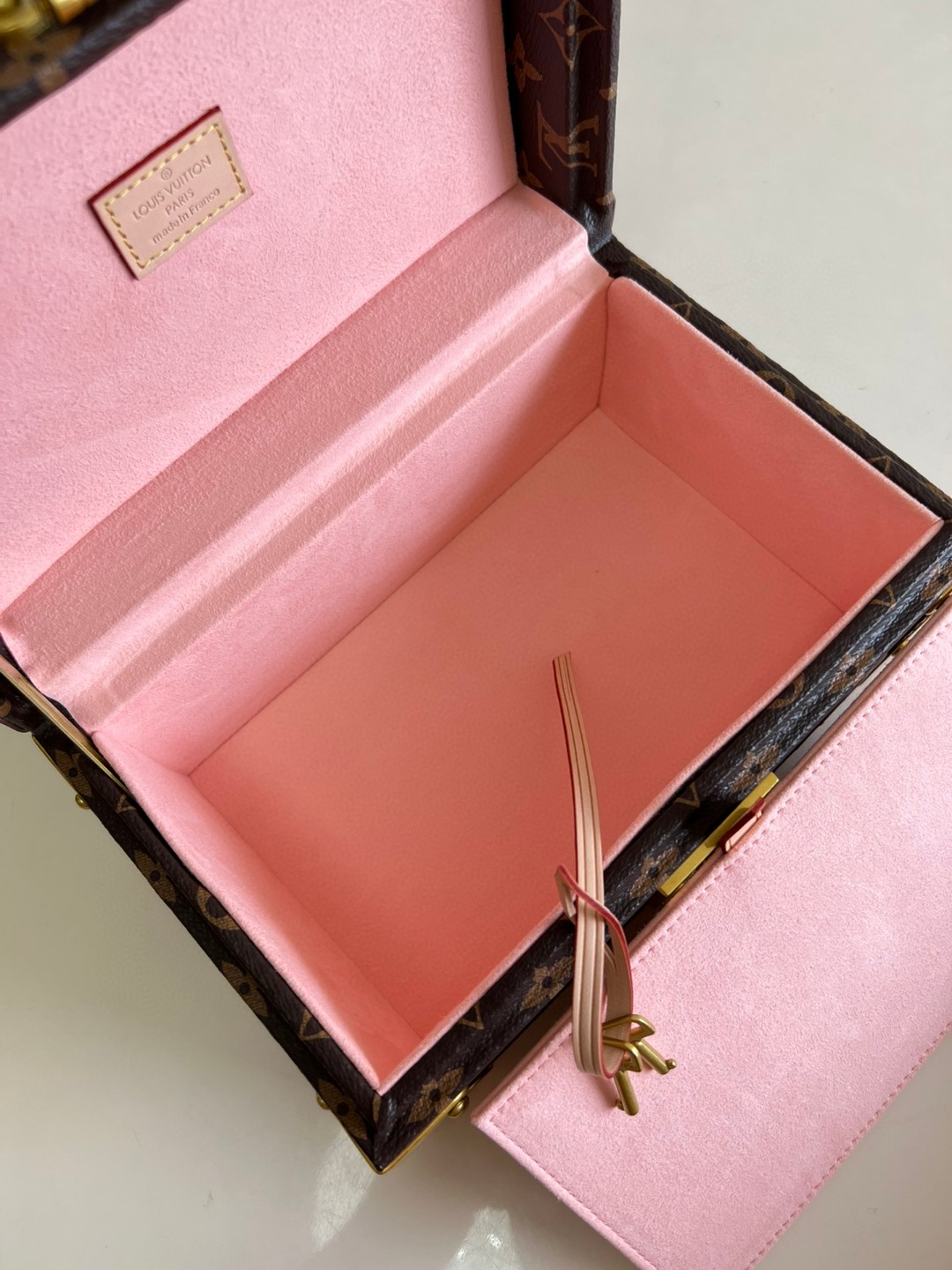 Louis Vuitton Coffret Tresor 24 For Brown/Pink Women, Women’s Handbags, Shoulder Bags And Crossbody Bags 9.4in/24cm LV